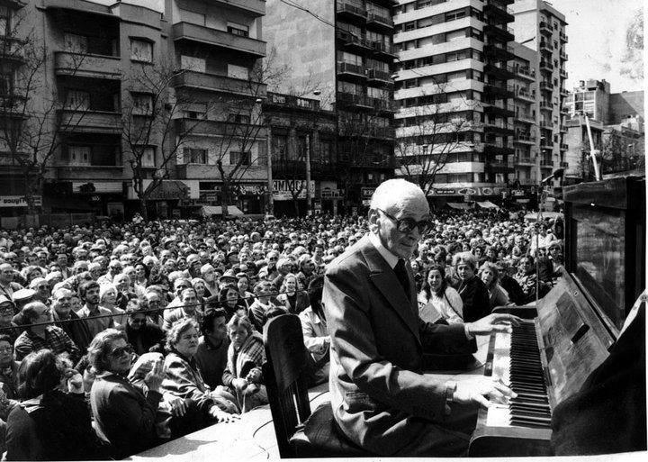 Osvaldo Pugliese tocando en el barrio.jpg